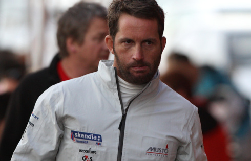 Mondiale ISAF di Perth: incredibile Ben Ainslie, danneggiato da un’onda di un gommone media, minaccia i reporter e viene squalificato dalla competizione