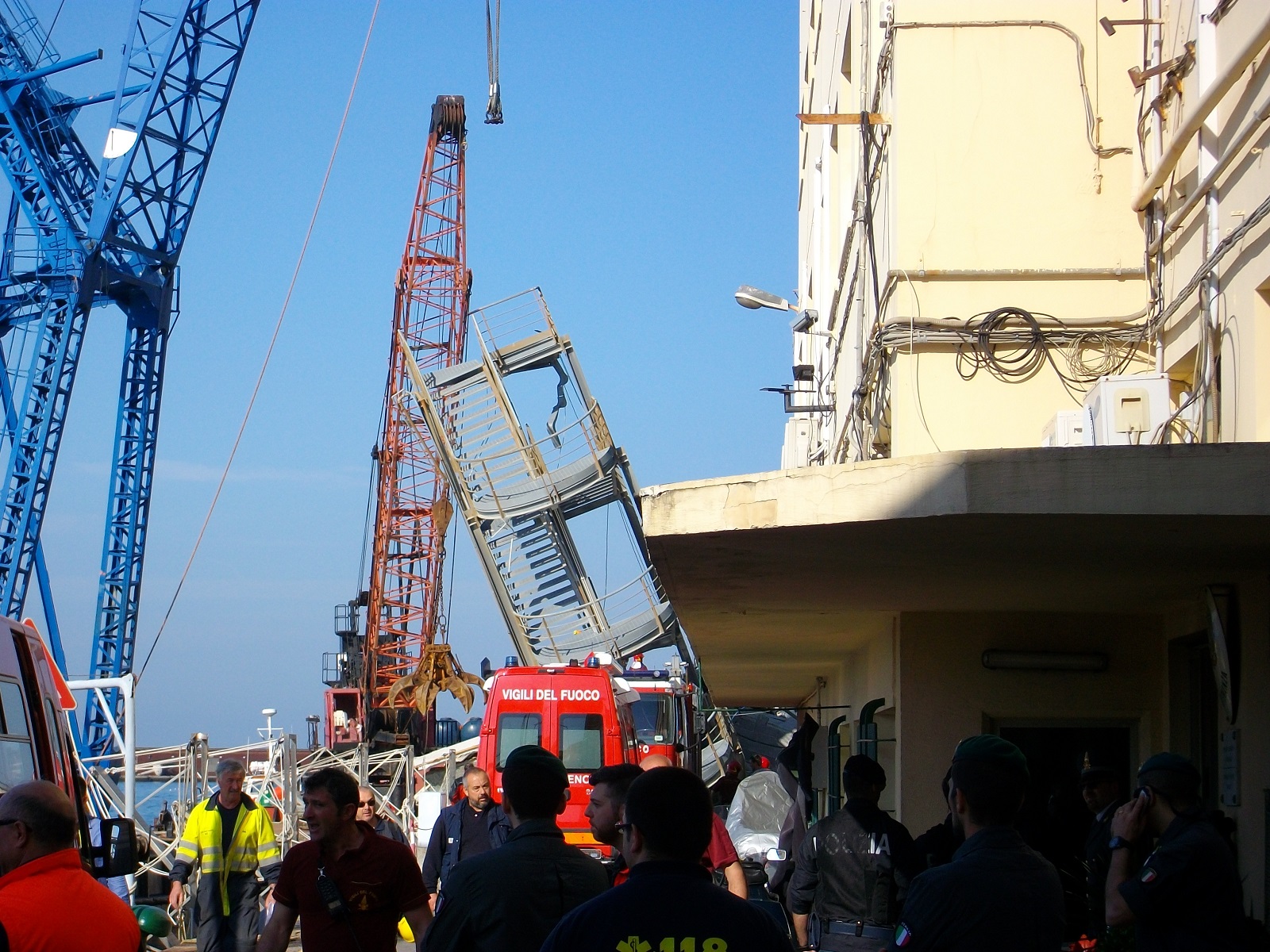 Tragedia al porto di Genova: nave si schianta sulla torre di controllo