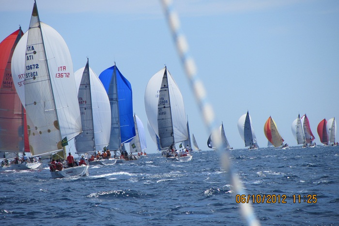 La flotta sotto spinnaker nella prima regata