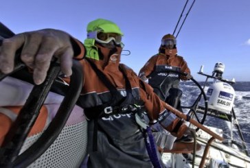 Volvo Ocean Race: Sanya in porto, Abu Dhabi al lavoro per sostituire l’albero ma condizioni ancora dure in mare