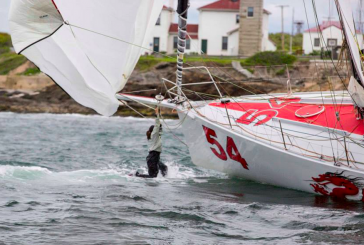 Class 40 a scogli durante una regata. VIDEO