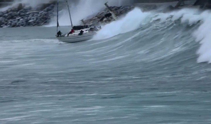 Tragedia sfiorata a Zumaia: un Bavaria 46 travolto da un’onda enorme. VIDEO