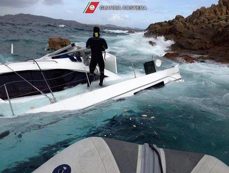 Catamarano affonda alla Maddalena