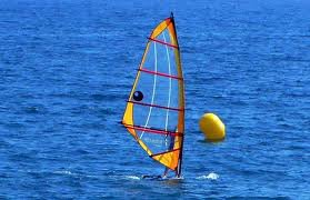 Si cercano istruttori di vela per villaggi turistici