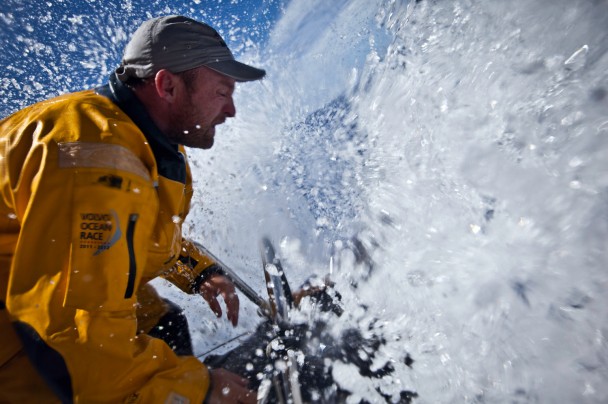 Volvo Ocean Race: c’è odore di terra, e si accende la battaglia per il podio