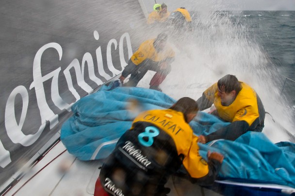 Volvo Ocean Race: Telefonica guida ma sono ore drammatiche nella tempesta