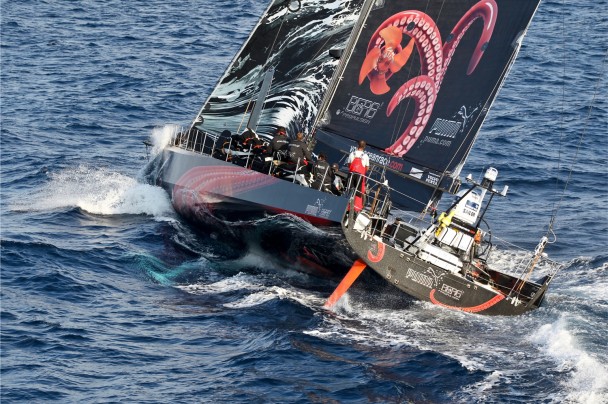 Volvo Ocean Race: finale di leg 6 col fiato sospeso