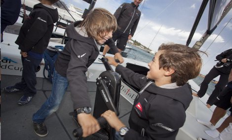 A bordo della mitica Azzurra: i ragazzi del Club Nautico Arzachena incontrano i campioni di Audi Azzurra Sailing Team