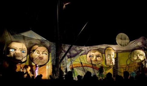 Il teatro in barca di Caravan Stage