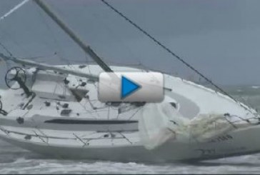 Libeccio forte in Toscana: una barca spiaggiata e un uomo disperso