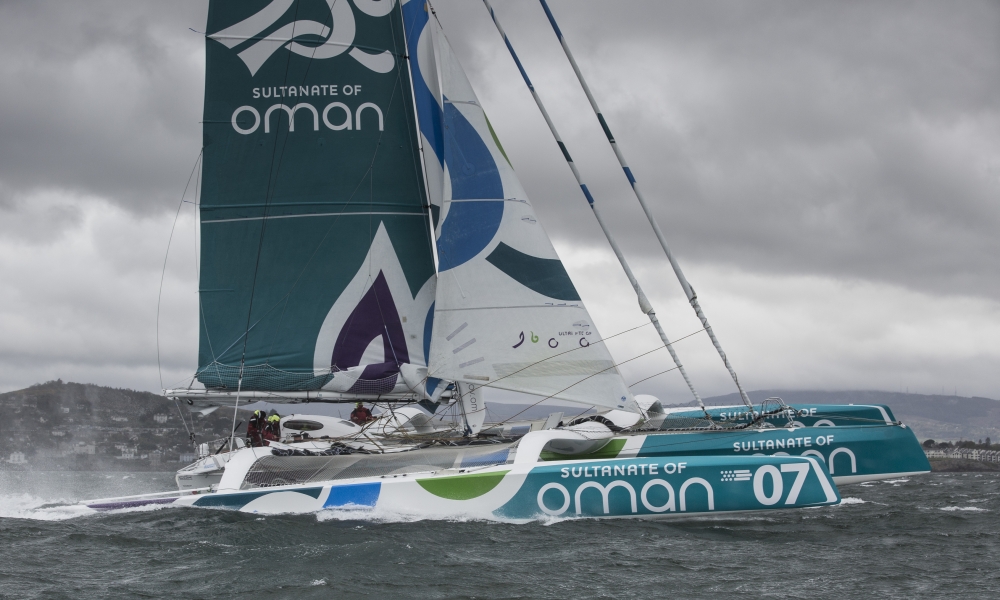Il trimarano MOD70 Musandam-Oman Sail stabilisce il nuovo record sul giro d’Irlanda
