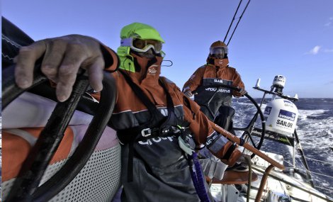 Volvo Ocean Race: Sanya in porto, Abu Dhabi al lavoro per sostituire l’albero ma condizioni ancora dure in mare