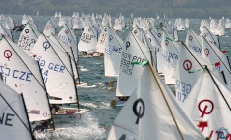 Prima giornata del XXIX Meeting del Garda Optmist: sole, vento e 3 prove di giornata