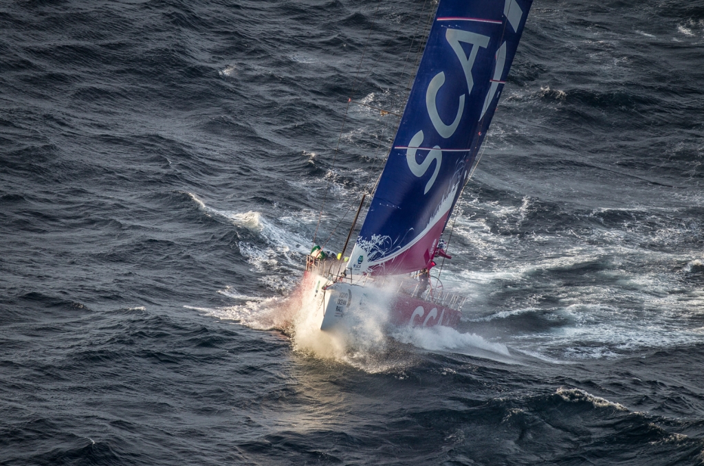 Volvo Ocean Race: la battaglia della Biscaglia, le ragazze in testa in un mare enorme. VIDEO