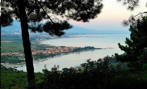 Goletta Liguria: a Bocca di Magra, l’unico porto ligure immerso in un fiume