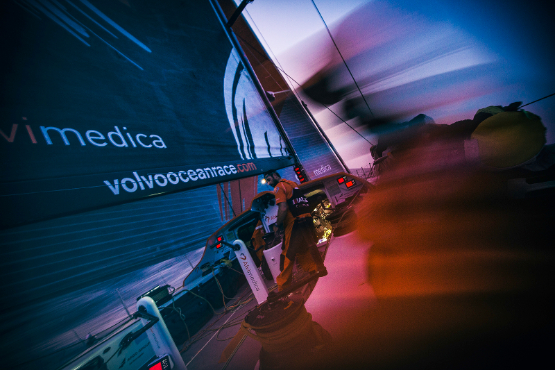 Volvo Ocean Race: guerra di nervi nel vento leggero