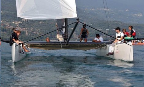 I giovani velisti di Garda e Sebino sui grandi catamarani M32 con la leggenda della vela Goran Marstrom