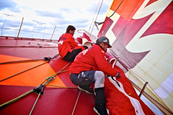 Volvo Ocean Race: Groupama rallenta, Camper Emirates Team New Zealand vola nella bassa pressione