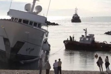 Mega Yacht spiaggiato a Ostia : rottura del timone?