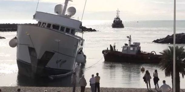 Mega Yacht spiaggiato a Ostia : rottura del timone?